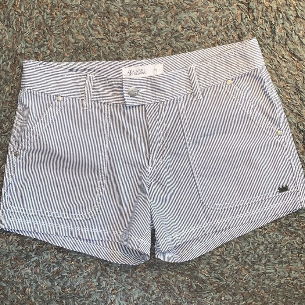EUC WOMEN’S CUTE CARVE SIZE 10 PINSTRIPED SHORTS